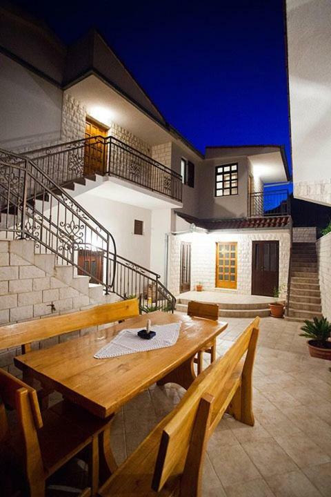 The Ana Apartments Комижа Экстерьер фото